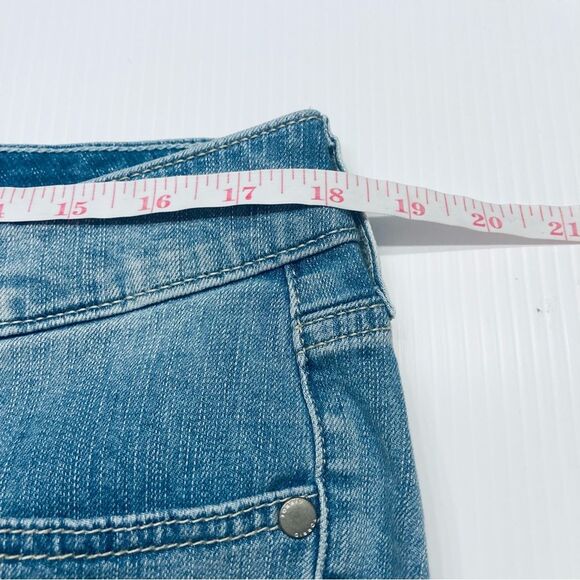 Torrid Light Wash Cotton Denim Blue Jean Raw Hem Shorts Size 14 NEW - Picture 6 of 10